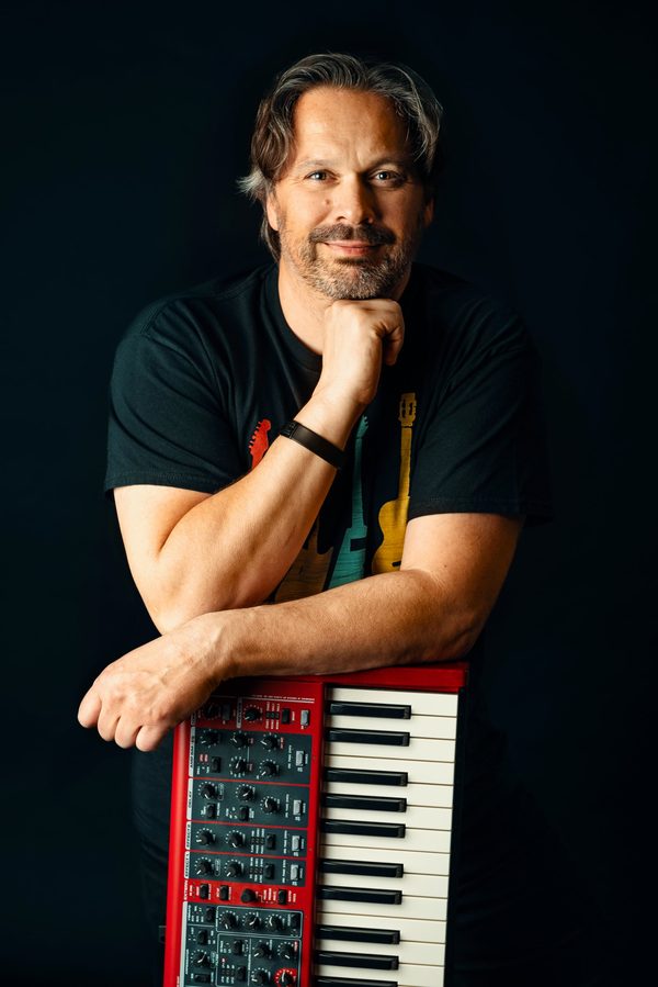 Hynek Kolář, klávesy a zpěv