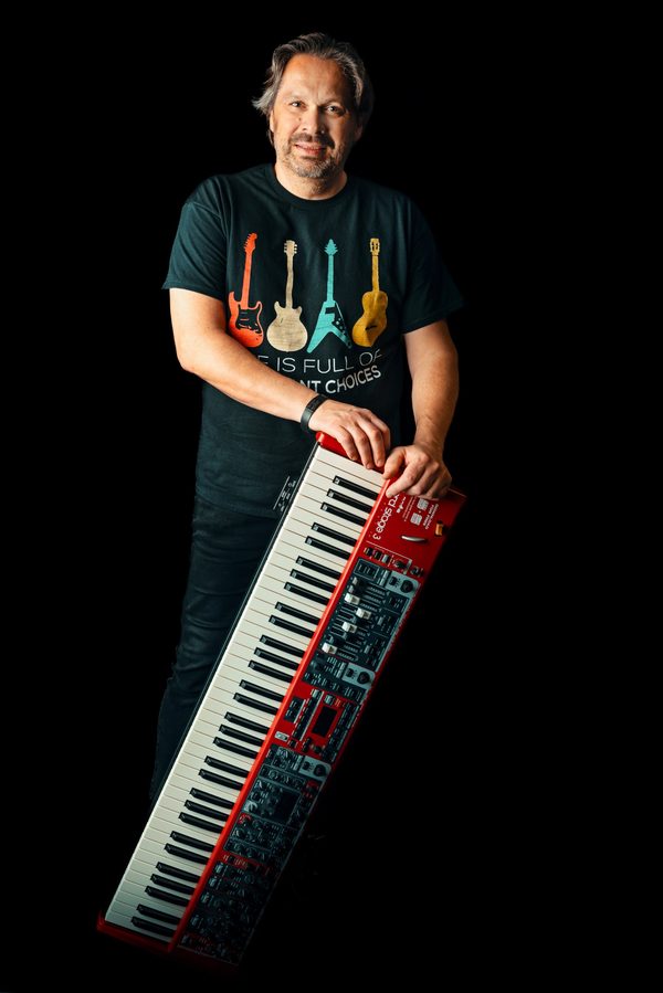 Hynek Kolář s klávesami Nord Stage 3