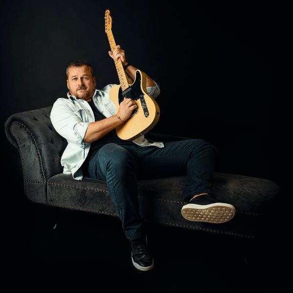 Luboš Fiedler s kytarou Fender Telecaster