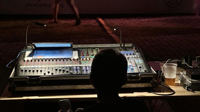 Pouť v Dříteni, 2023: zvukař u mixážního pultu